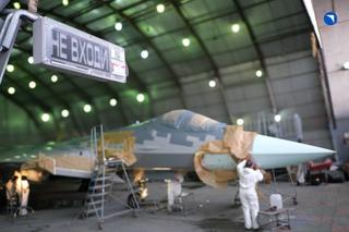 OAK muestra por primera vez el Su-57 en un taller de pintura