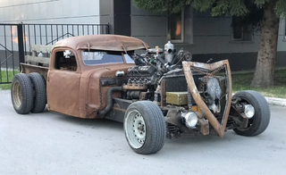 "Mad Max" a la siberiana: venden por 2 millones un hot rod basado en un "Volga" con motor de camión