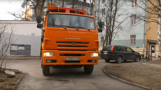 Un compacto KamAZ de dos ejes se convirtió en un camión de basura maniobrable para patios estrechos
