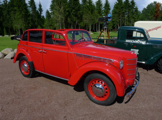 El rarísimo convertible Moskvich-400-420A completamente rojo apareció a la venta cerca de Saint Petersburg