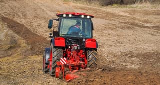 MZSH presenta un nuevo arado transformador: se pliega y carga las ruedas delanteras del tractor