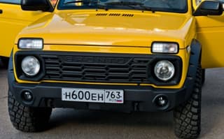 Para la Niva Bronto desarrollaron un nuevo kit de carroceria de plastico y retiraron el logotipo de Lada