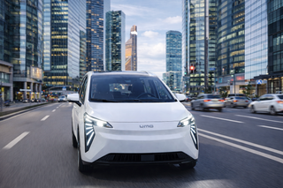 El coche eléctrico que obedece a la voz: Rusia prepara el lanzamiento del UMO 5 con "Alisa"