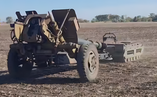Monstruo no tripulado: el robot "Kurier" arrastró un obús D-30 de tres toneladas por campos y arenas
