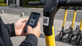 Patinete con truco: estafadores pegan códigos QR falsos en servicios de patinetes compartidos