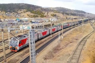 Tren gigante al límite: un convoy de carbón de 8000 toneladas atraviesa puertos de montaña en Transbaikalia