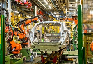 AvtoVAZ realizará 15 mil operaciones para modernizar la línea de montaje durante el paro de mayo: el presupuesto superó los 530 millones de rublos