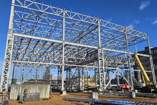 LOMO sienta las bases para productos especiales: 19 mil metros cuadrados del nuevo edificio mecánico se asientan sobre 549 pilotes