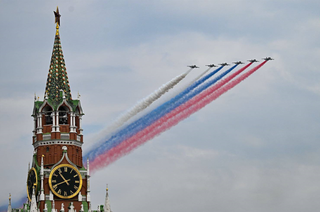 Combat Su-25s masterfully performed at the Victory Parade in Moscow, painting the sky in the tricolor