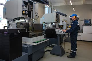 Descarga eléctrica en lugar de cortador: "Mayak" lanza máquinas de electroerosión inteligentes