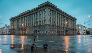 El centro de Yekaterinburg cerrado a los patinetes: las autoridades añaden 6 zonas a las 22 ya prohibidas