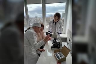 Nuevos microscopios "Mikimed-6" de LOMO llegan al Colegio Médico de Berdyansk