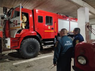 6 toneladas de agua y 40 litros por segundo: un nuevo camión de bomberos basado en un chasis KamAZ llegó a los Urales