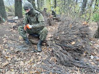 Танки и БМП группировки «Север» массово оснащают противодроновыми «ежами»
