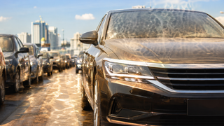 El calentador salvará el motor en el calor: un experto explicó cómo disipar el calor del motor en un atasco de tráfico denso