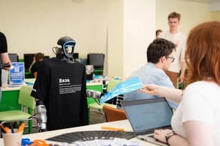 Un robot asistente humanoide comenzó a trabajar en el comité de admisiones del MIPT
