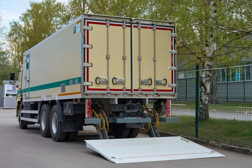 Бронированный грузовой автомобиль на шасси КамАЗ-65115. Гидроборт, рассчитанный на подъём до 1,5 тонны