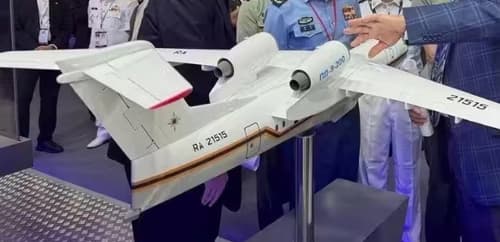 Maqueta del Be-200 con PD-8