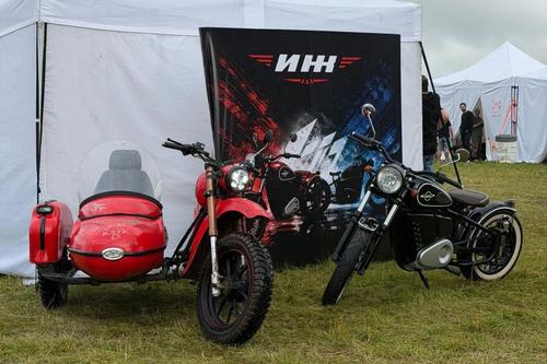 "Izh Jupiter" con sidecar e "Izh-49"