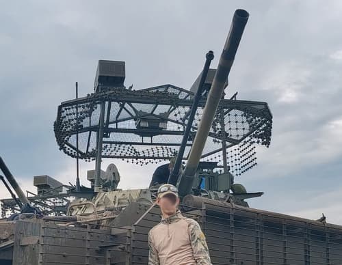 30-мм автоматическая пушка 2А72 и 100-мм орудие 2А70