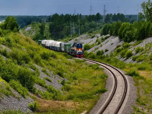 Железнодорожный состав с элементами ракеты «Союз-2» следует на космодром Восточный