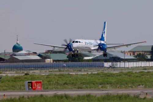 Ил-114-300 садиться в аэропорту Бухары