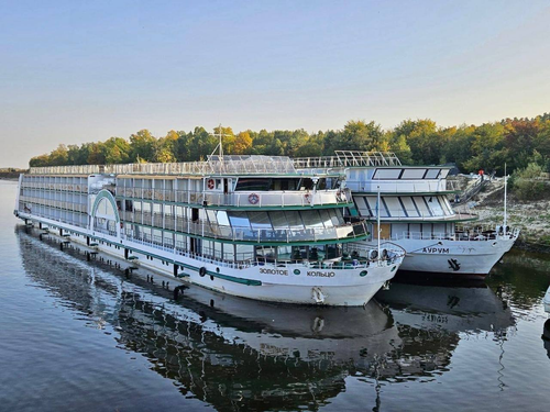 Motor ships "Zolotoye Koltso" and "Aurum" of Project PKS-180