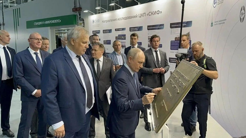 Владимир Путин подписывает памятную табличку