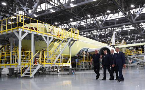 Владимир Путин осмотрел МС-21 на Иркутском авиазаводе