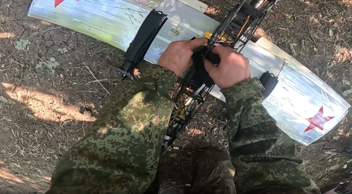 Un militar prepara el dron "Malysh" para su uso