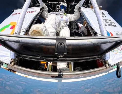 Extreme athlete Sergey Boytsov jumped from a height of 11,551 meters