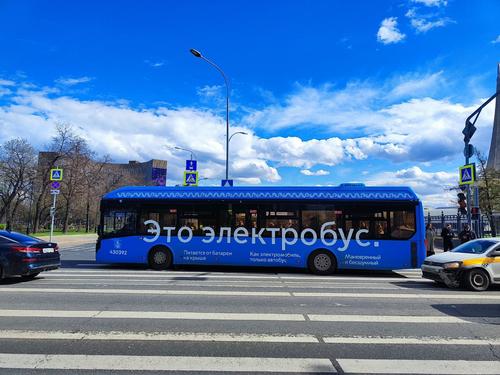 Autobús eléctrico en las calles de Moscow