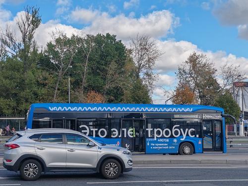 Autobús eléctrico en las calles de Moscow