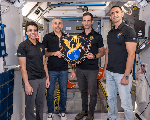 Los cuatro miembros de la tripulación de la misión NASA SpaceX Crew-13 a la Estación Espacial Internacional muestran su placa conmemorativa dentro de una maqueta de entrenamiento de un módulo de la estación espacial. De izquierda a derecha: la comandante Jessica Watkins y el piloto Luke Delaney, ambos de la NASA, así como los especialistas de la misión Joshua Kutryk de la CSA (Agencia Espacial Canadiense) y Sergey Teteryatnikov de Roscosmos