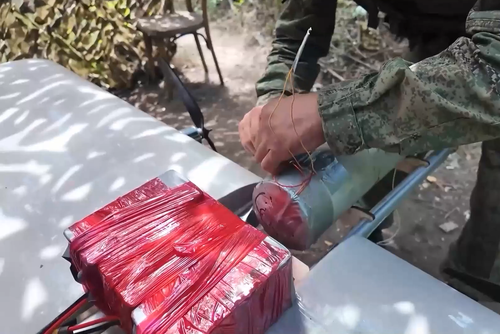 Installation of a warhead on the "Utka" drone