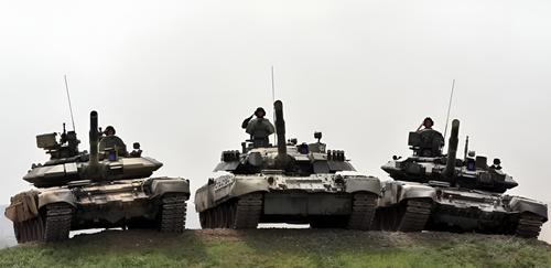 Российские танки Т-90С, Т-80У и Т-90А