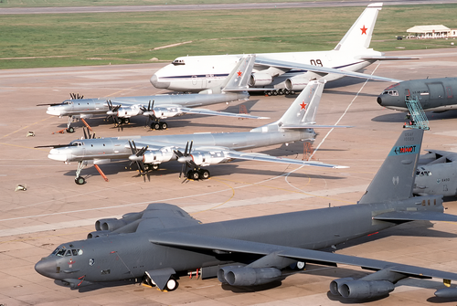 Tu-95MS junto a un B-52H