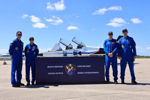 Слева направо члены экипажа миссии НАСА SpaceX Crew-13, астронавт CSA (Канадского космического агентства) Джошуа Кутрик, астронавты NASA Джессика Уоткинс и Люк Делани, а также космонавт «Роскосмоса» Сергей Тетерятников в субботу, 26 сентября 2026 года, прибыли в Космический центр Кеннеди.