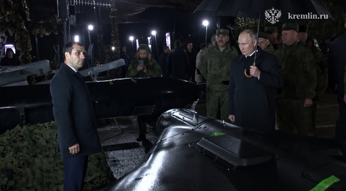 Владимир Путин осматривает беспилотники «Герань-4» и «Герань-5»