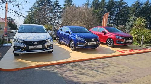 Lada Iskra se muestra en los colores de la bandera rusa