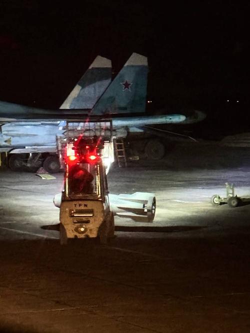Carga de FAB-1500 en Su-34
