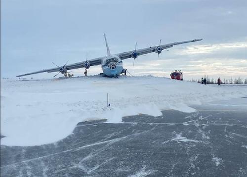 Ан-12 после жесткой посадки в Новом Уренгое