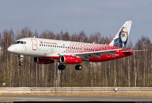 «Superjet» RA-89025 «Tobolsk» con la imagen de Mendeléyev 