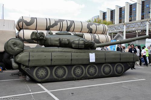 Maqueta neumática inflable de un tanque T-80