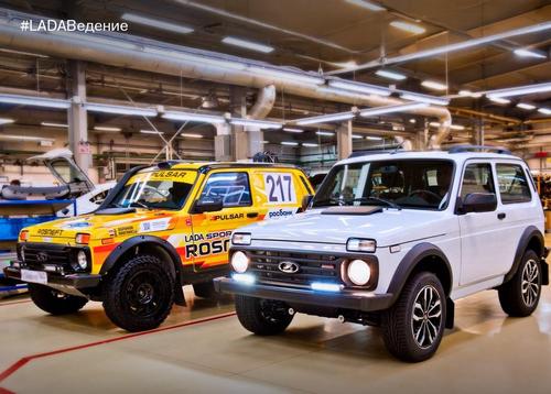 Lada Niva Sport (справа) и гоночная Lada Niva 