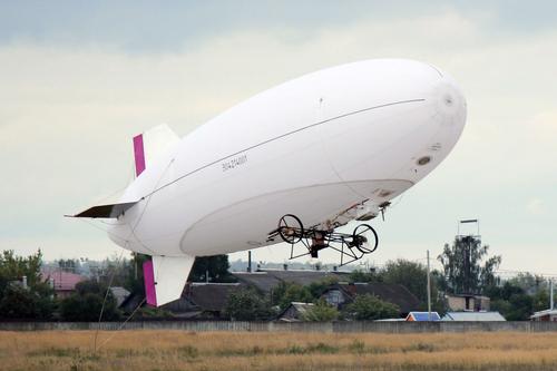 Dirigible en el aire