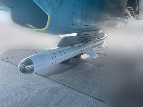Истребитель Су-34 с ракетой Х-38МЛ