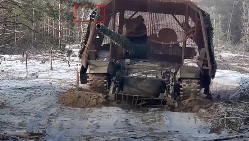 Tanque T-72B3 con lanzagranadas 902B en la rejilla exterior del "mangal"
