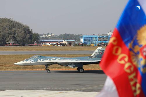 Истребитель Су-57 накануне открытия Aero India 2025