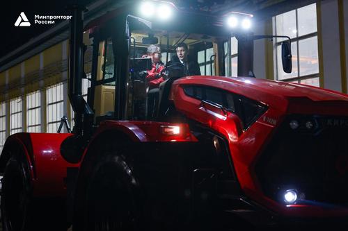El ministro Antón Alikhanov en la cabina del tractor "Kírovets"